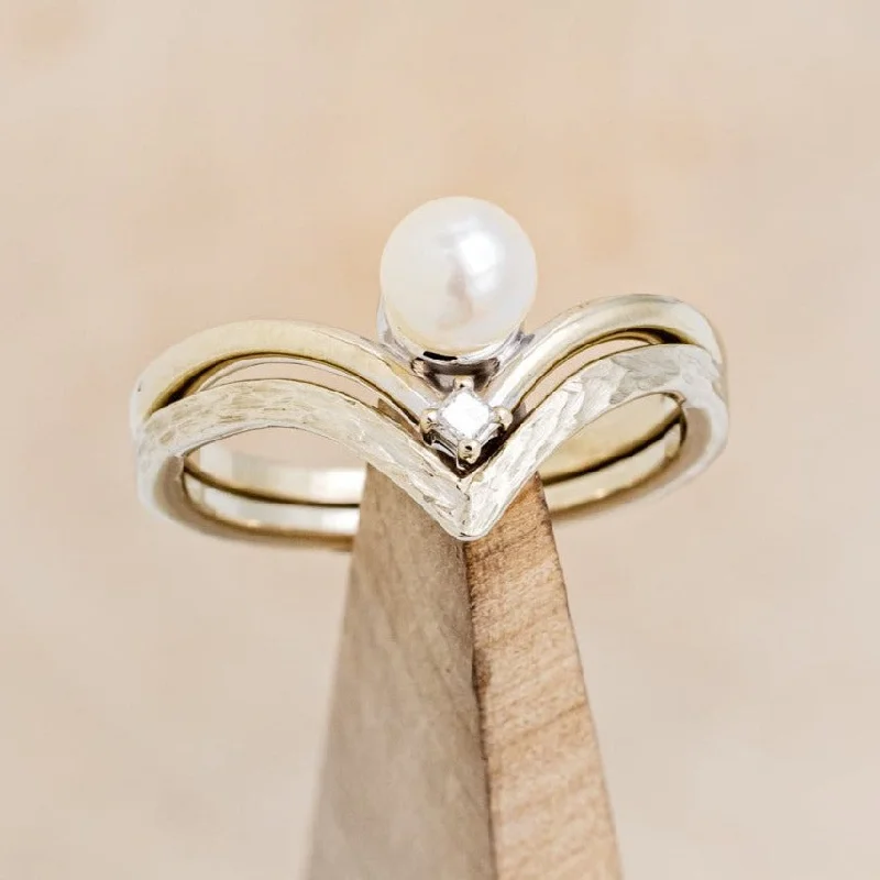 ROUND AKOYA PEARL ENGAGEMENT RING WITH DIAMOND ACCENT & V-SHAPED HAMMERED TRACER