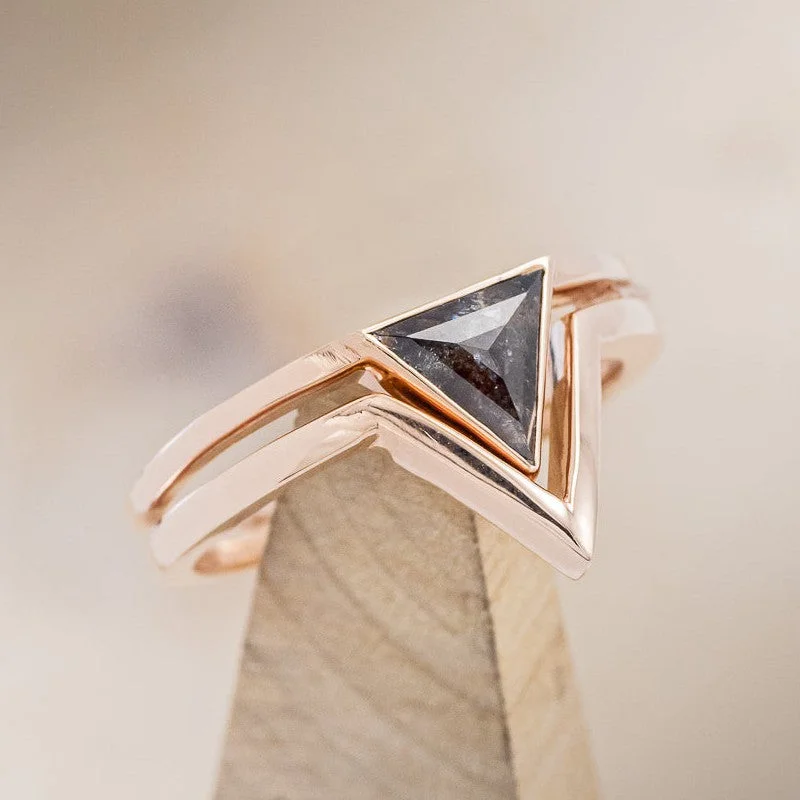 "JENNY FROM THE BLOCK" - TRIANGLE SALT & PEPPER DIAMOND ENGAGEMENT RING WITH V-SHAPED TRACER