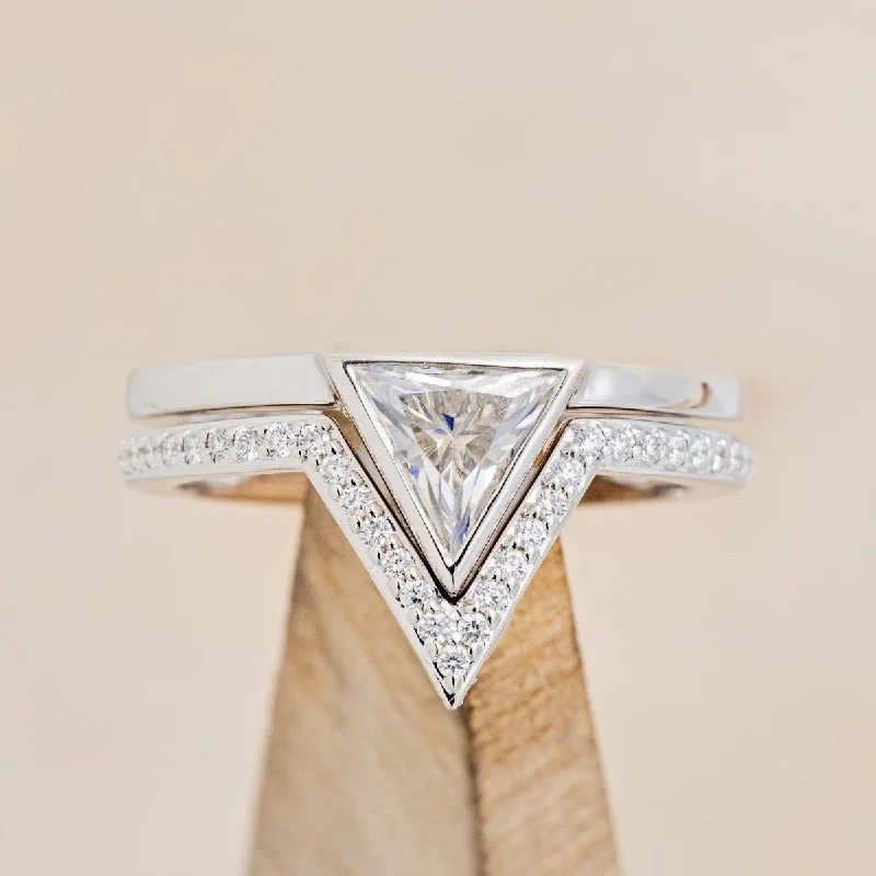 "JENNY FROM THE BLOCK" - TRIANGLE CUT MOISSANITE ENGAGEMENT RING WITH V-SHAPED DIAMOND BAND