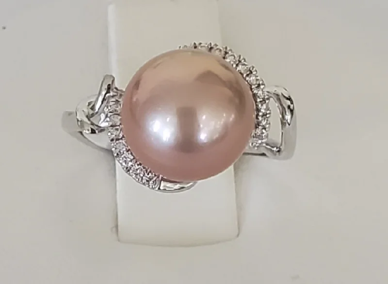 18kt White Gold Pink Pearl and Diamond Ring