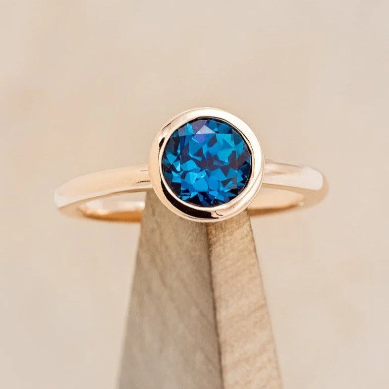 ROUND CUT CYAN LAB-GROWN ALEXANDRITE SOLITAIRE ENGAGEMENT RING